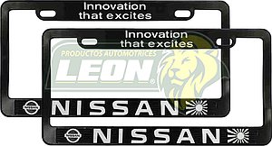 PORTAPLACAS NEGRAS GRABADAS NISSAN LETRAS CROMADAS (JGO. c/2 pzas.)