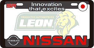 PORTAPLACAS DELUXE NISSAN REALZADA, DECORADO SERIGRAFIA Y HOT ESTAMPING (JGO. c/2 pzas.)