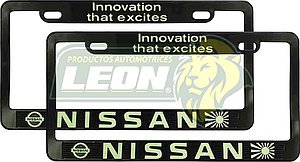 PORTAPLACAS NEGRAS GRABADAS NISSAN LETRAS FLUORESCENTES (JGO. c/2 pzas.)