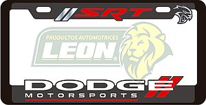 PORTAPLACAS DELUXE DODGE REALZADA, DECORADO SERIGRAFIA Y HOT ESTAMPING (JGO. c/2 pzas.)