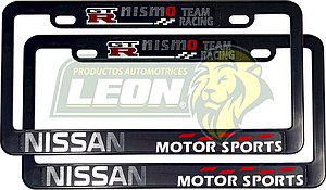 PORTAPLACAS NEGRAS UNIVERSAL C/STICKER NISMO NISSAN TEAM RACING NACIONAL (JGO c/2 pz.)